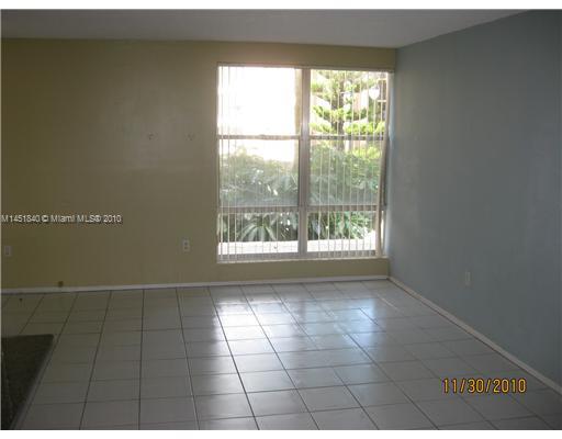 Unstaged living room in Miami