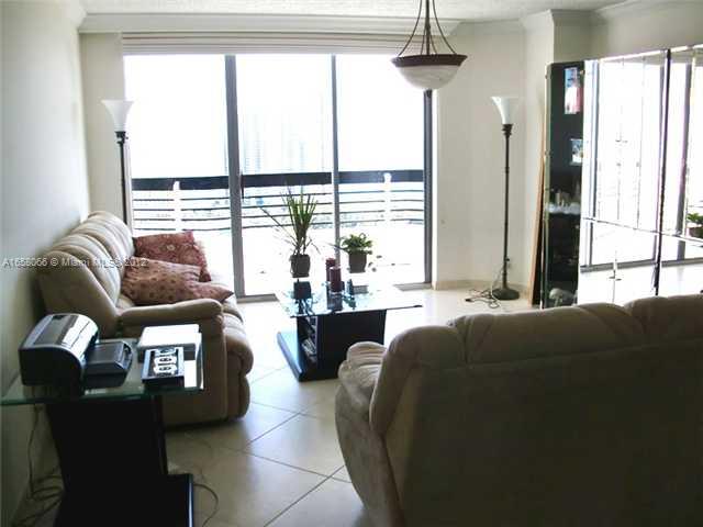 Unstaged master living room in Miami
