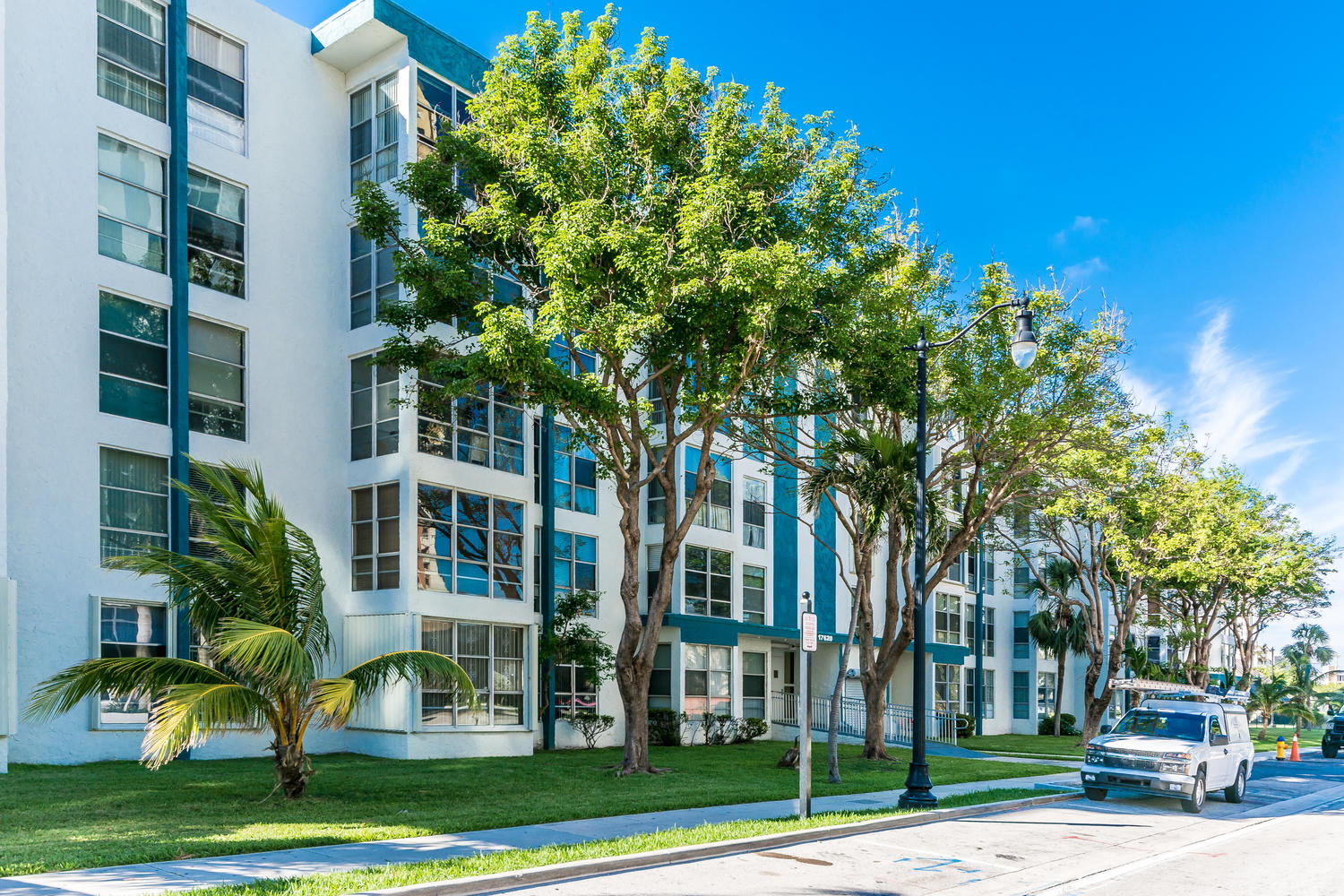 Budget Friendly 1 BD 1.5BR Walk To Ocean and More!
