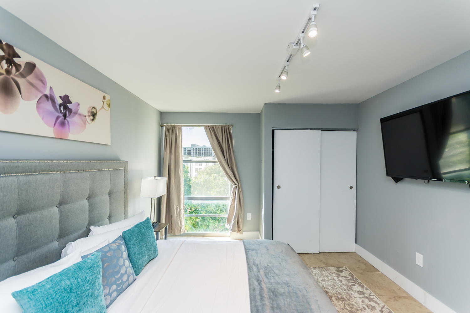 Budget Friendly 1 BD 1.5BR Walk To Ocean and More!