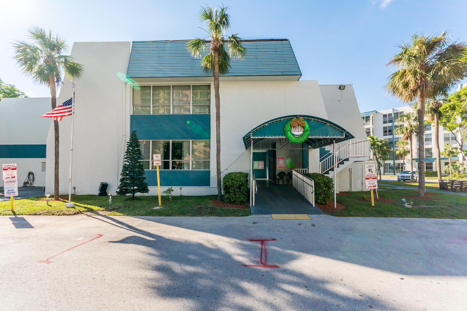 Budget Friendly 1 BD 1.5BR Walk To Ocean and More!