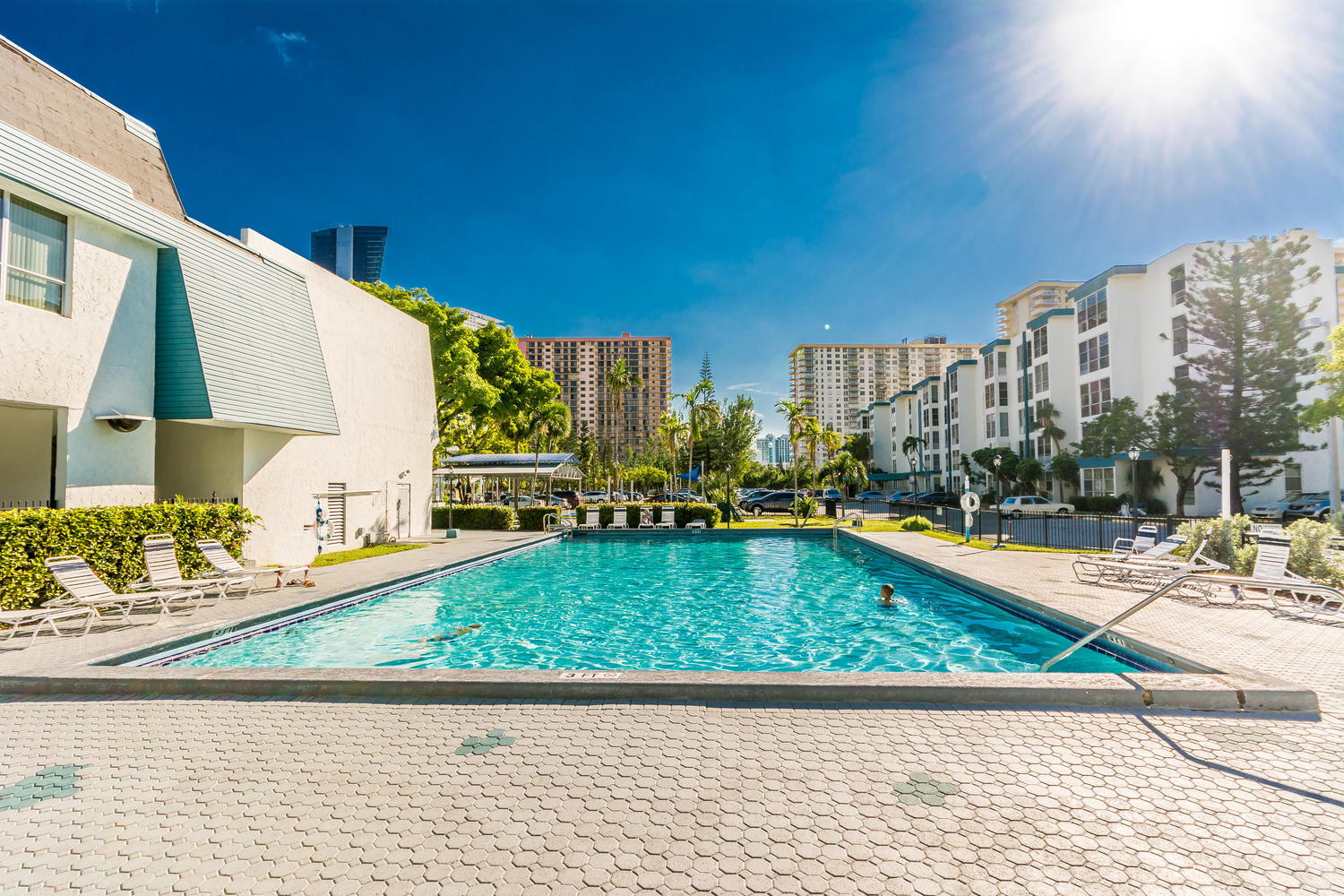 Budget Friendly 1 BD 1.5BR Walk To Ocean and More!