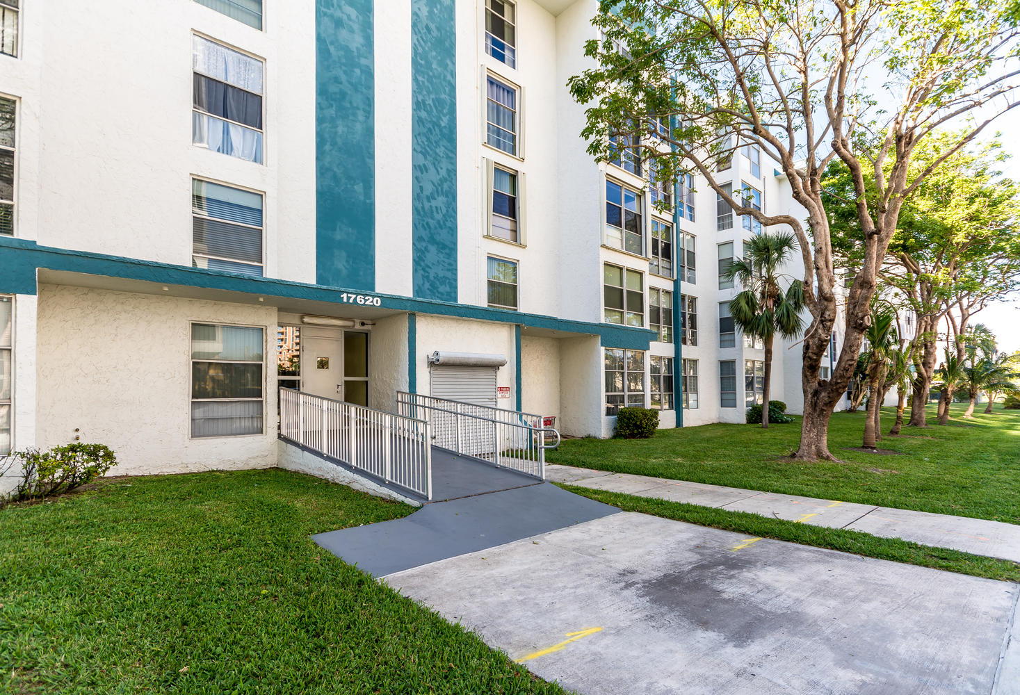 Budget Friendly 1 BD 1.5BR Walk To Ocean and More!