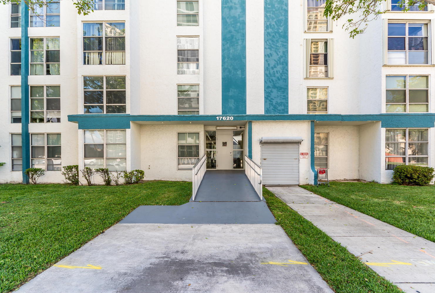Budget Friendly 1 BD 1.5BR Walk To Ocean and More!