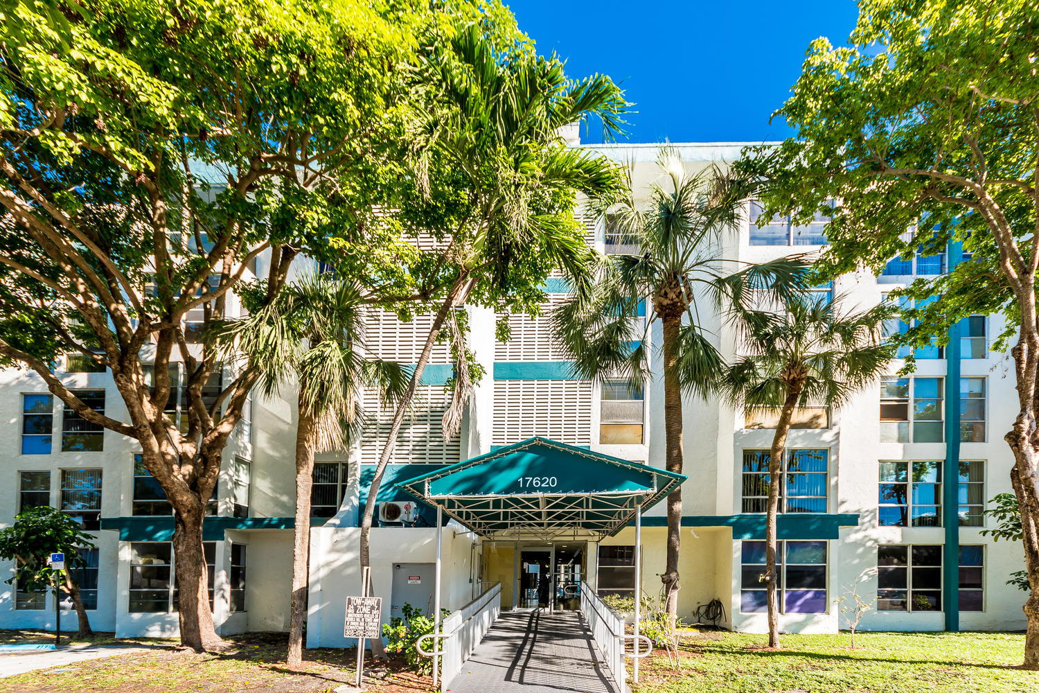 Budget Friendly 1 BD 1.5BR Walk To Ocean and More!