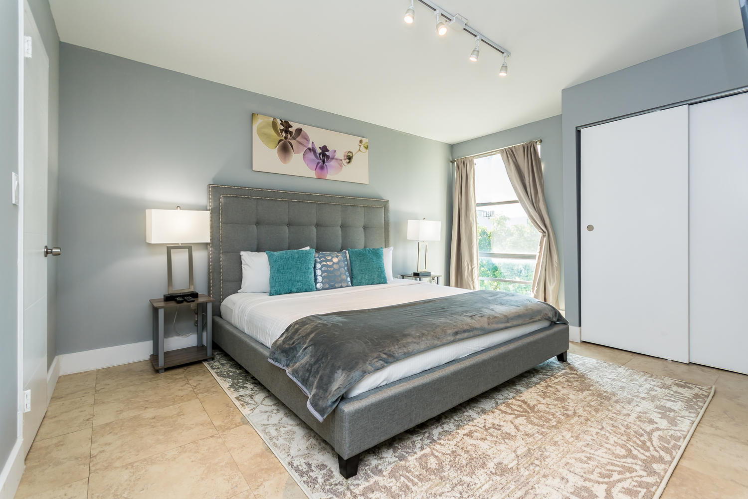 Budget Friendly 1 BD 1.5BR Walk To Ocean and More!
