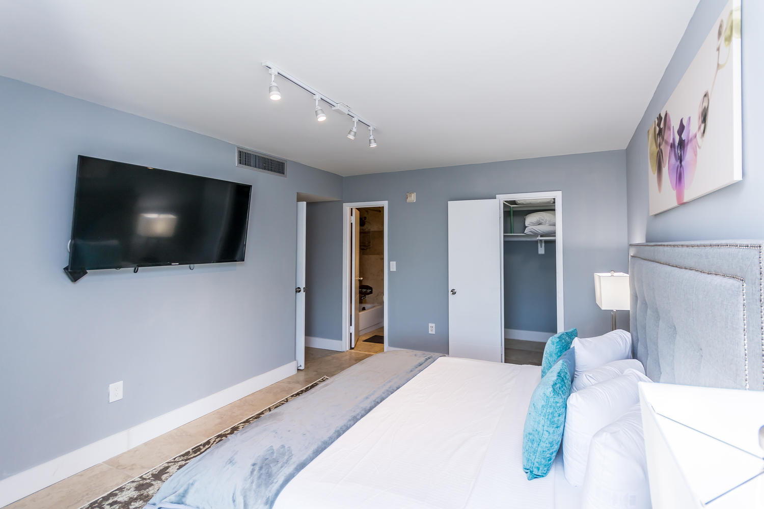 Budget Friendly 1 BD 1.5BR Walk To Ocean and More!