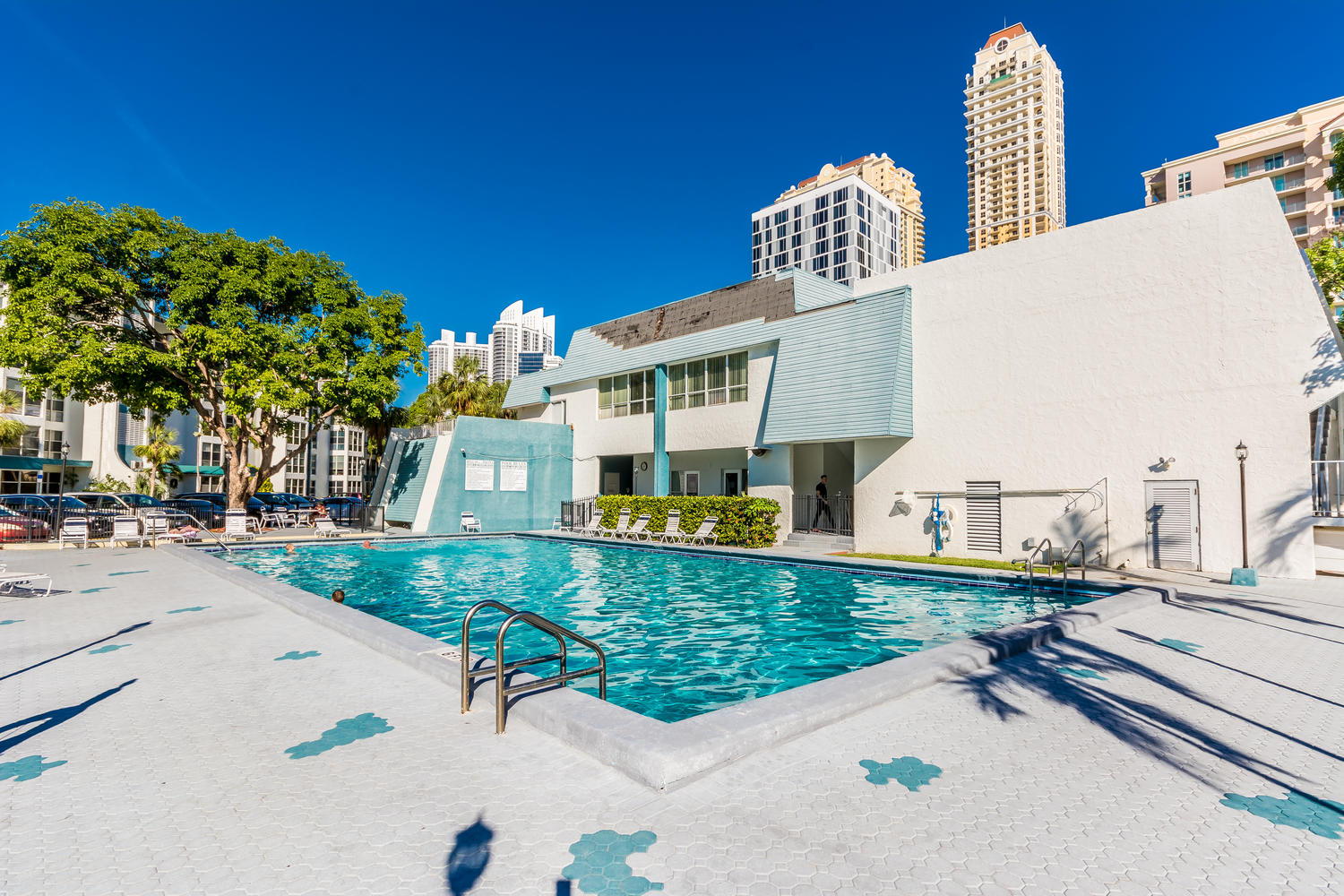 Budget Friendly 1 BD 1.5BR Walk To Ocean and More!