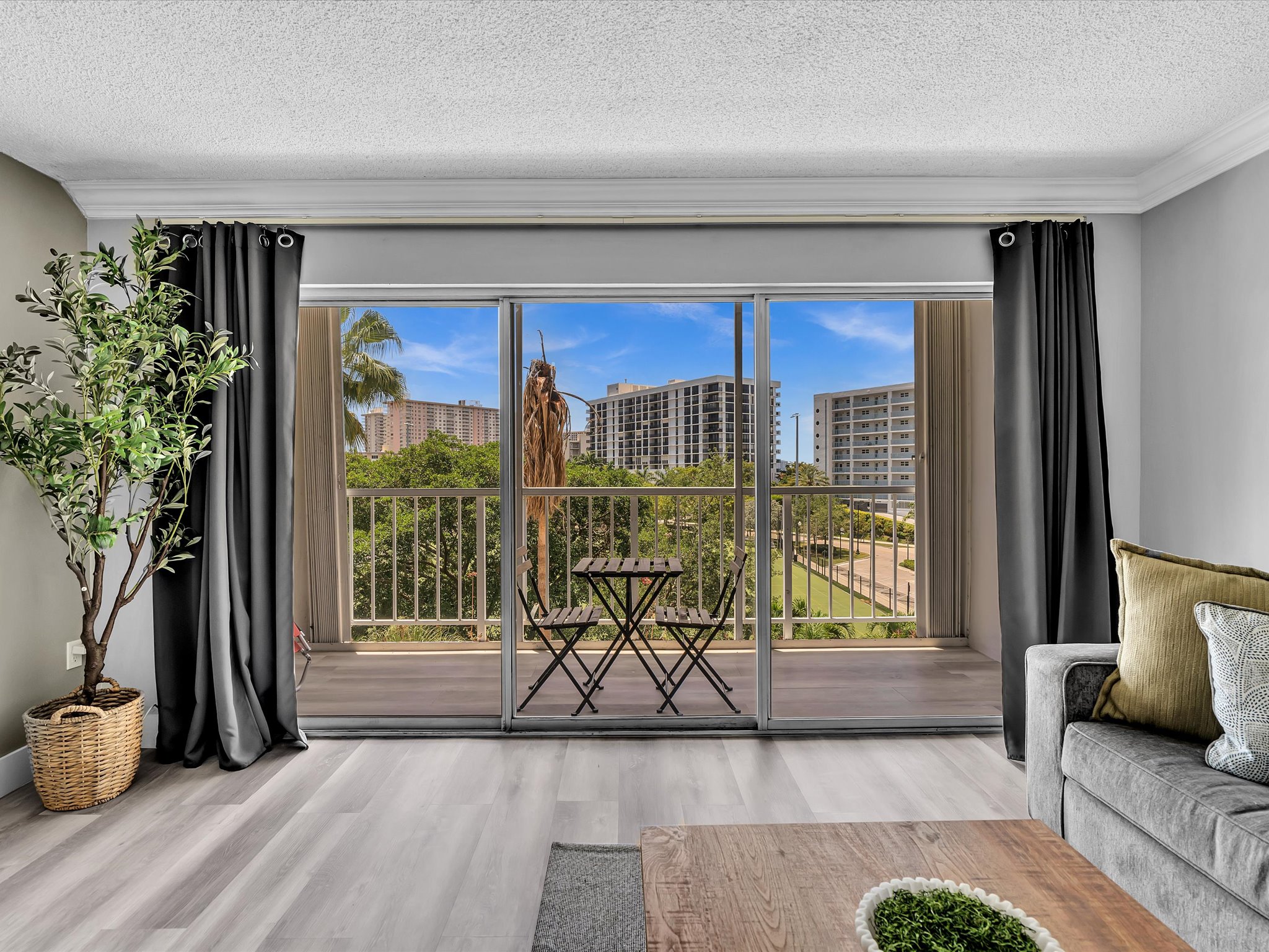 1 BR Walk to Beach, Free Parking, Renovated! Nice! - Marbella 510