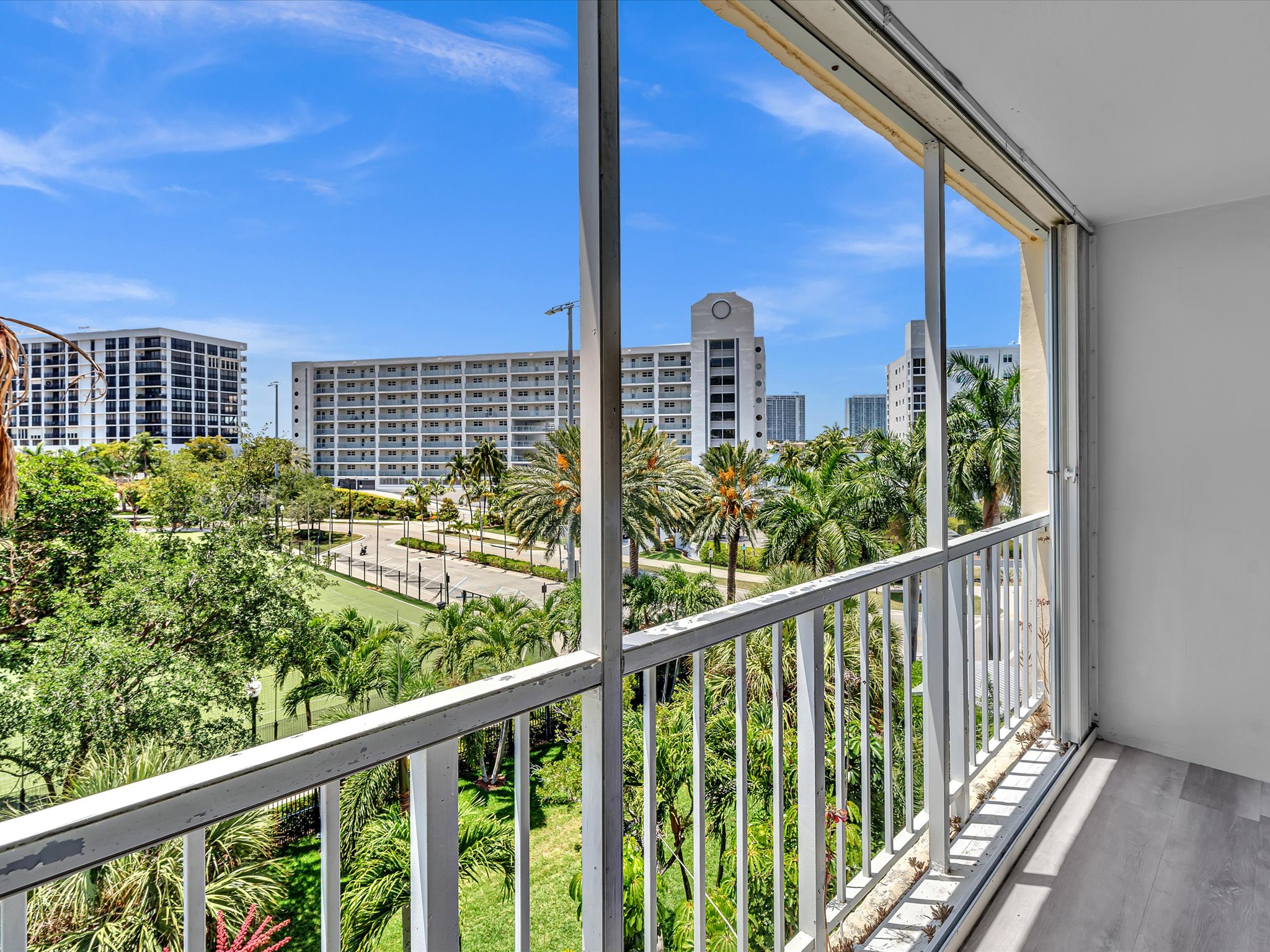 1 BR Walk to Beach, Free Parking, Renovated! Nice! - Marbella 510