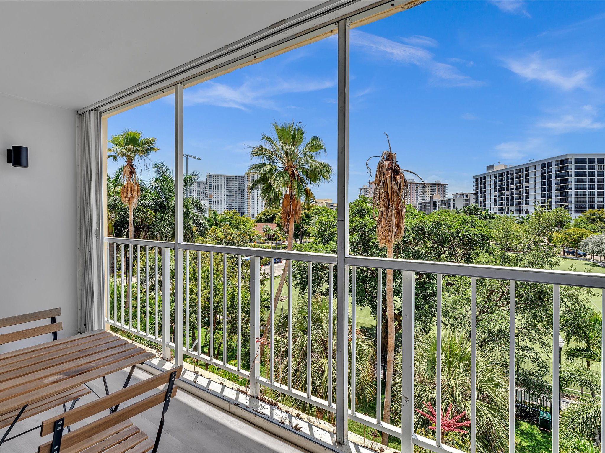 1 BR Walk to Beach, Free Parking, Renovated! Nice! - Marbella 510