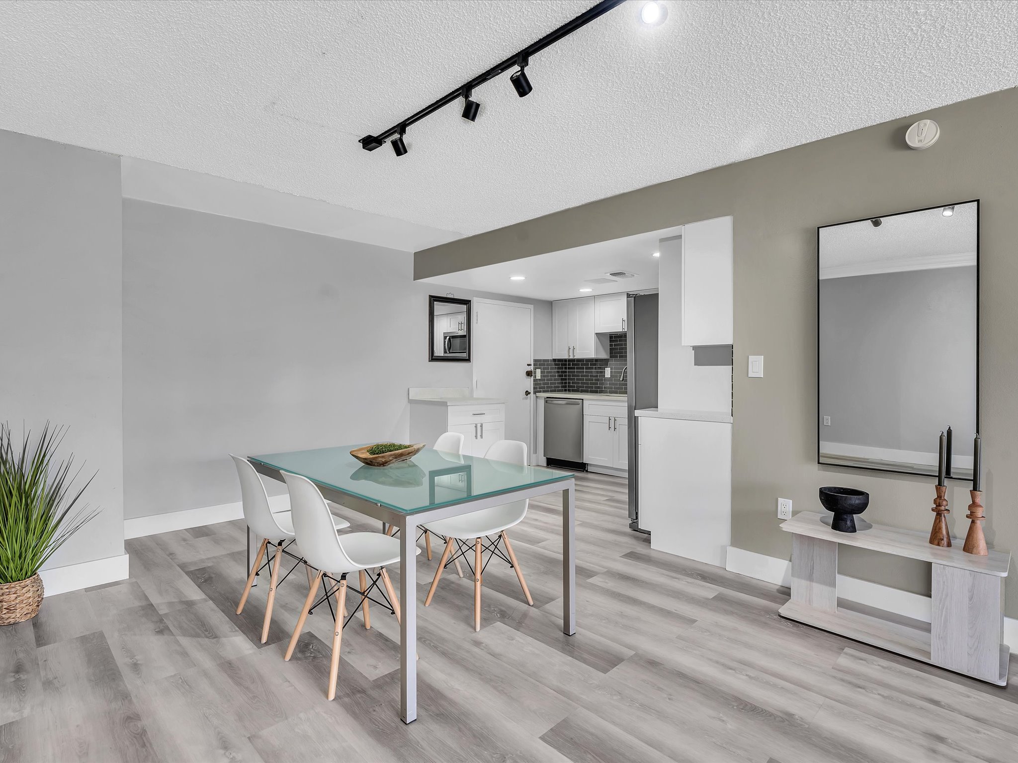 1 BR Walk to Beach, Free Parking, Renovated! Nice! - Marbella 510