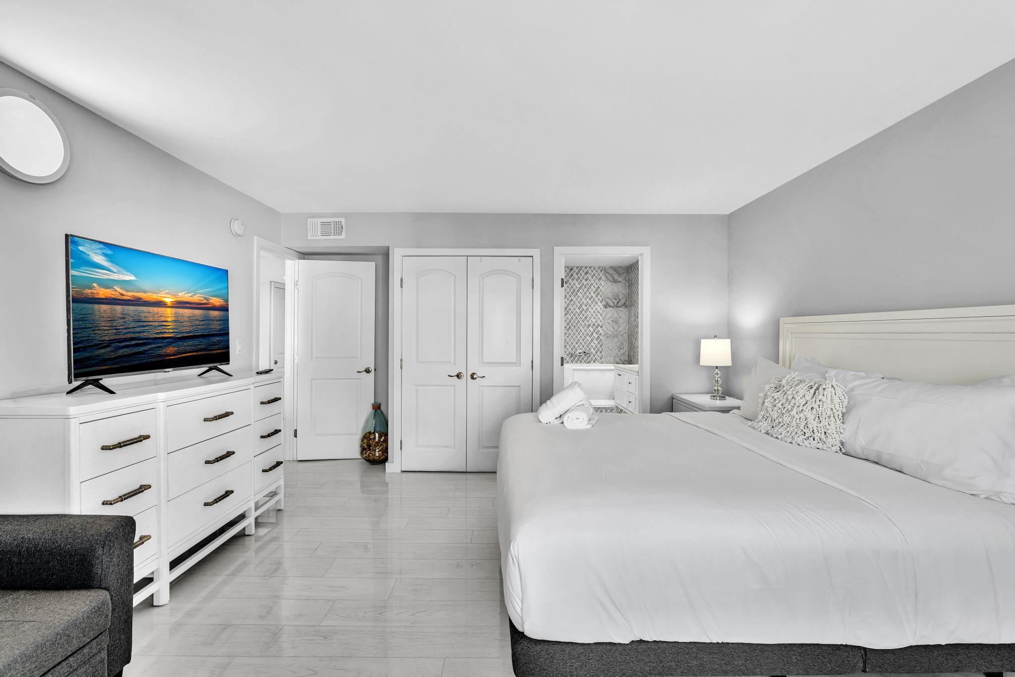 Sunny Isles Gem/ 2BR Modern Condo + Free Parking/ 712