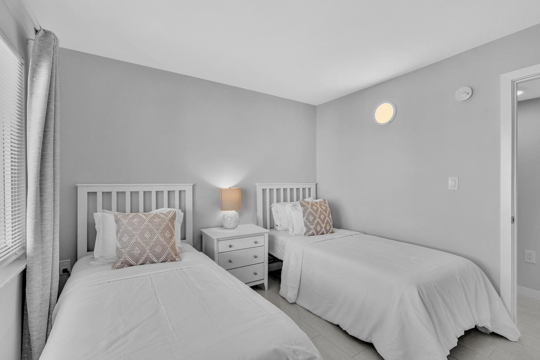 Sunny Isles Gem/ 2BR Modern Condo + Free Parking/ 712