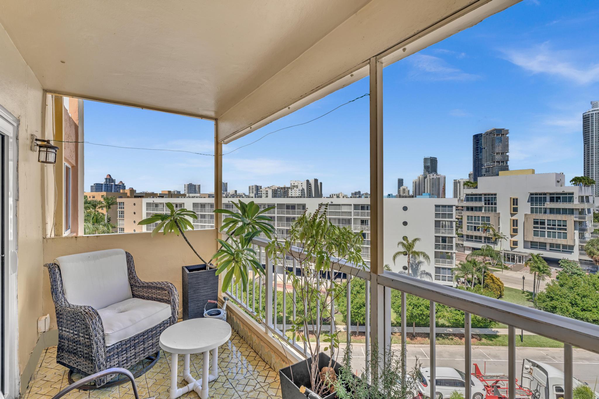 Sunny Isles Gem/ 2BR Modern Condo + Free Parking/ 712