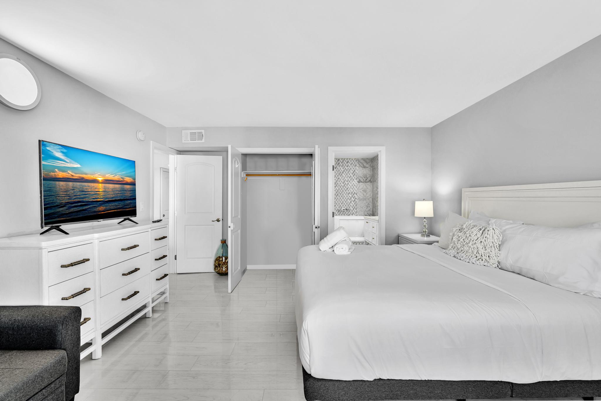 Sunny Isles Gem/ 2BR Modern Condo + Free Parking/ 712