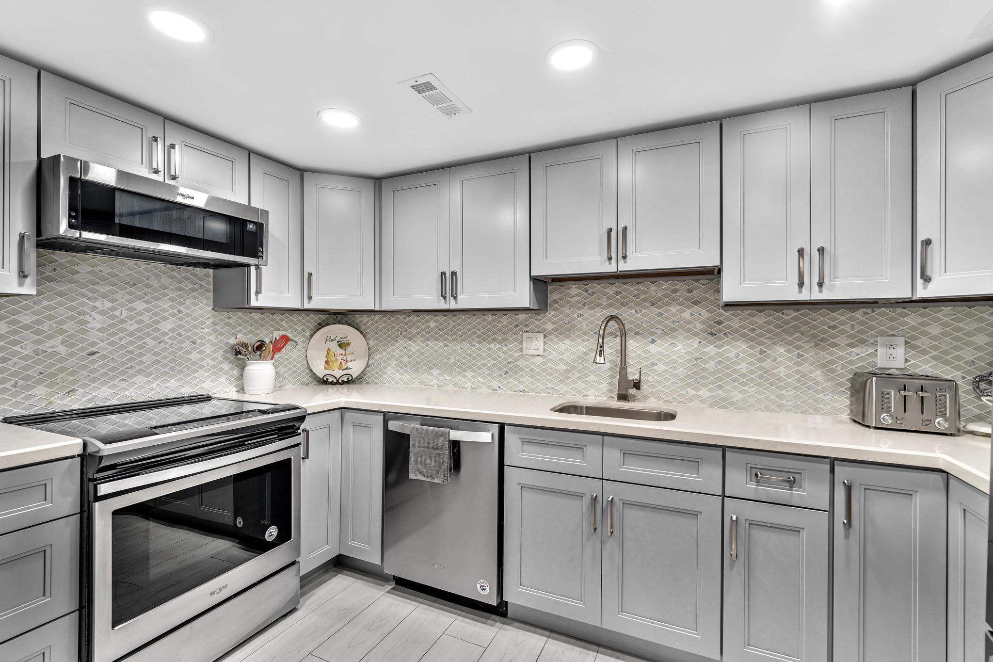 Sunny Isles Gem/ 2BR Modern Condo + Free Parking/ 712