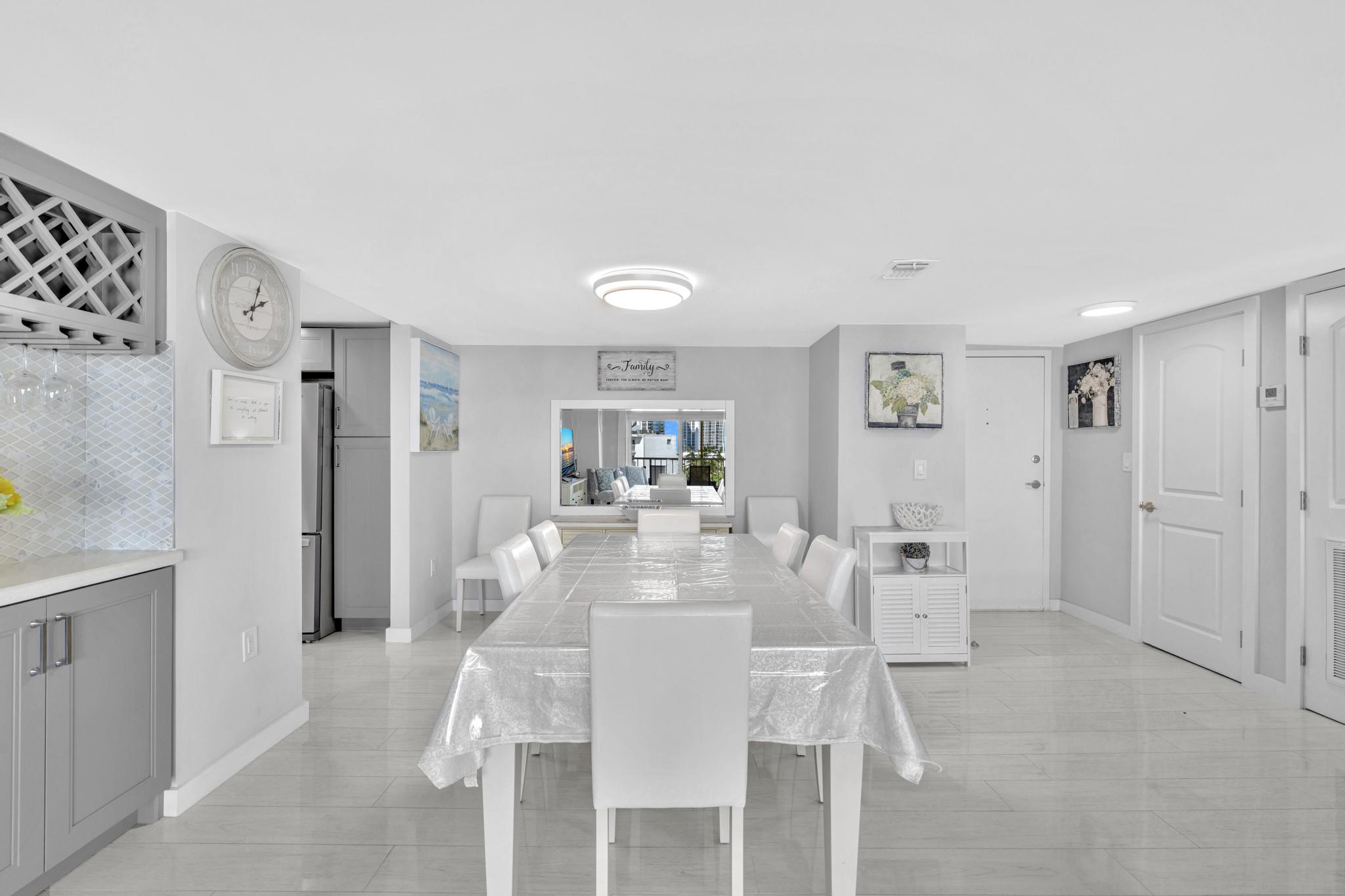 Sunny Isles Gem/ 2BR Modern Condo + Free Parking/ 712