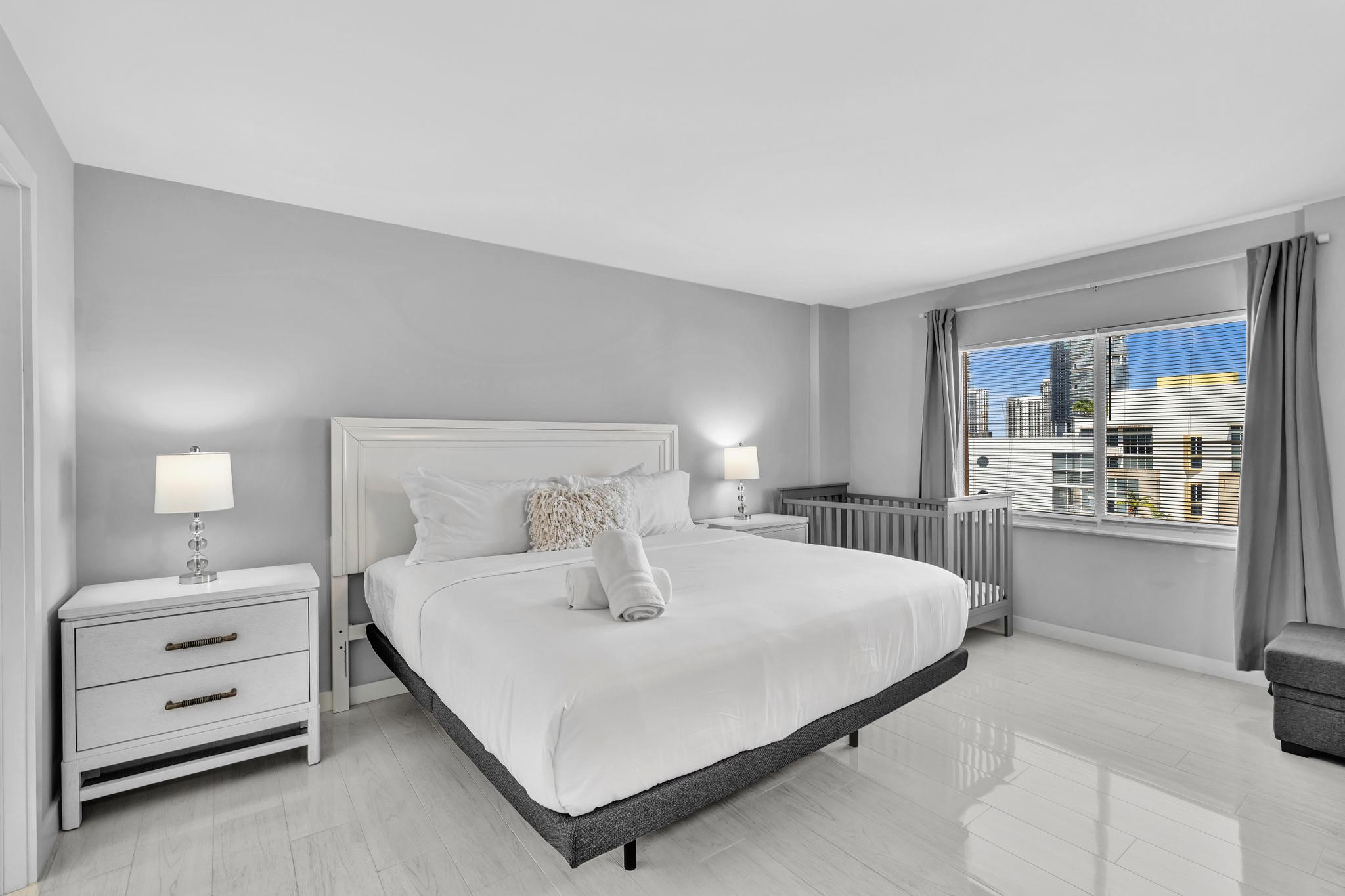 Sunny Isles Gem/ 2BR Modern Condo + Free Parking/ 712