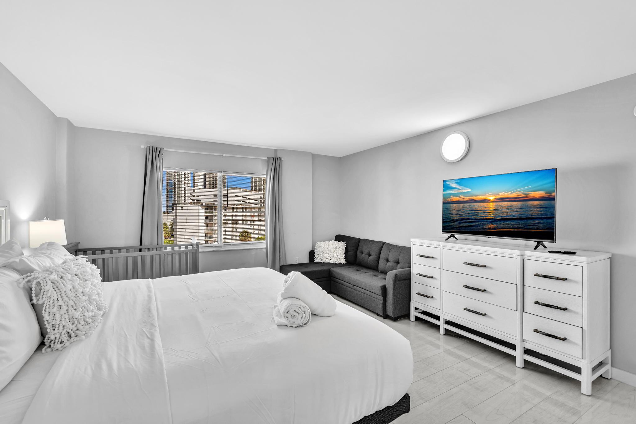 Sunny Isles Gem/ 2BR Modern Condo + Free Parking/ 712