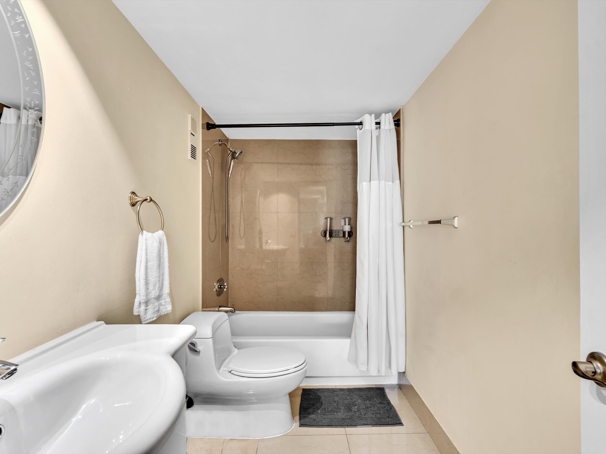 Modern Luxury 2BR/2BA Retreat – Short Walk to the Beach -605