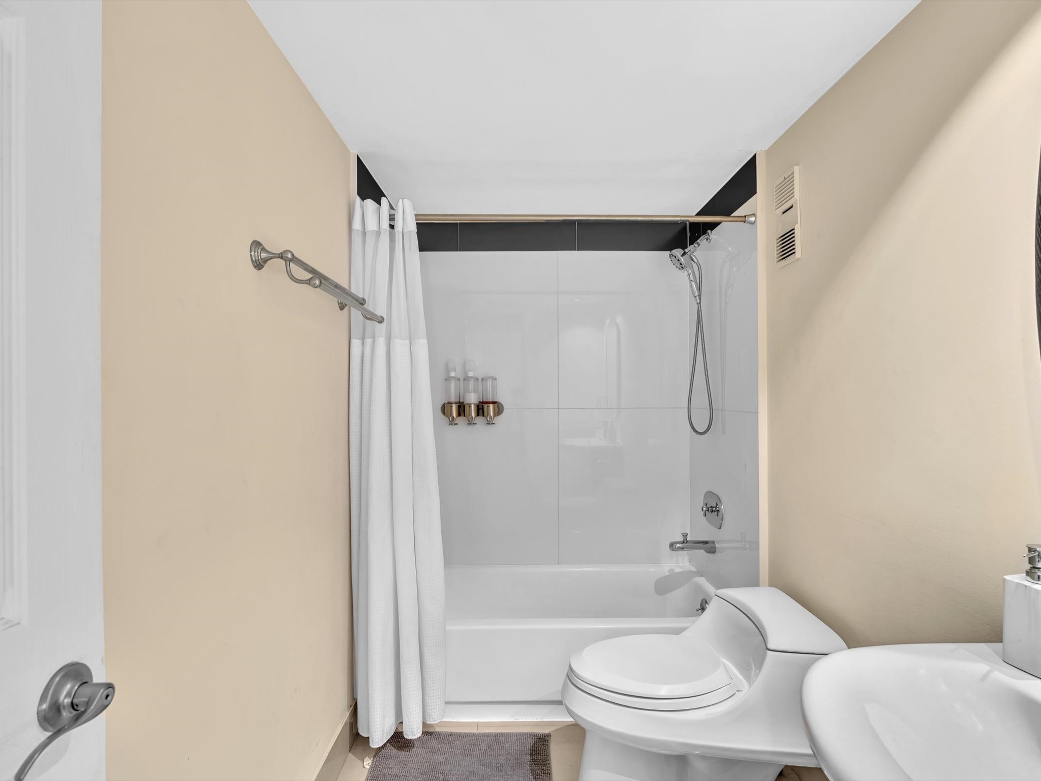Modern Luxury 2BR/2BA Retreat – Short Walk to the Beach -605
