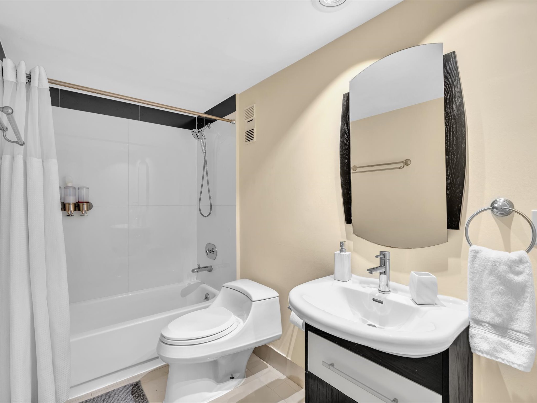 Modern Luxury 2BR/2BA Retreat – Short Walk to the Beach -605