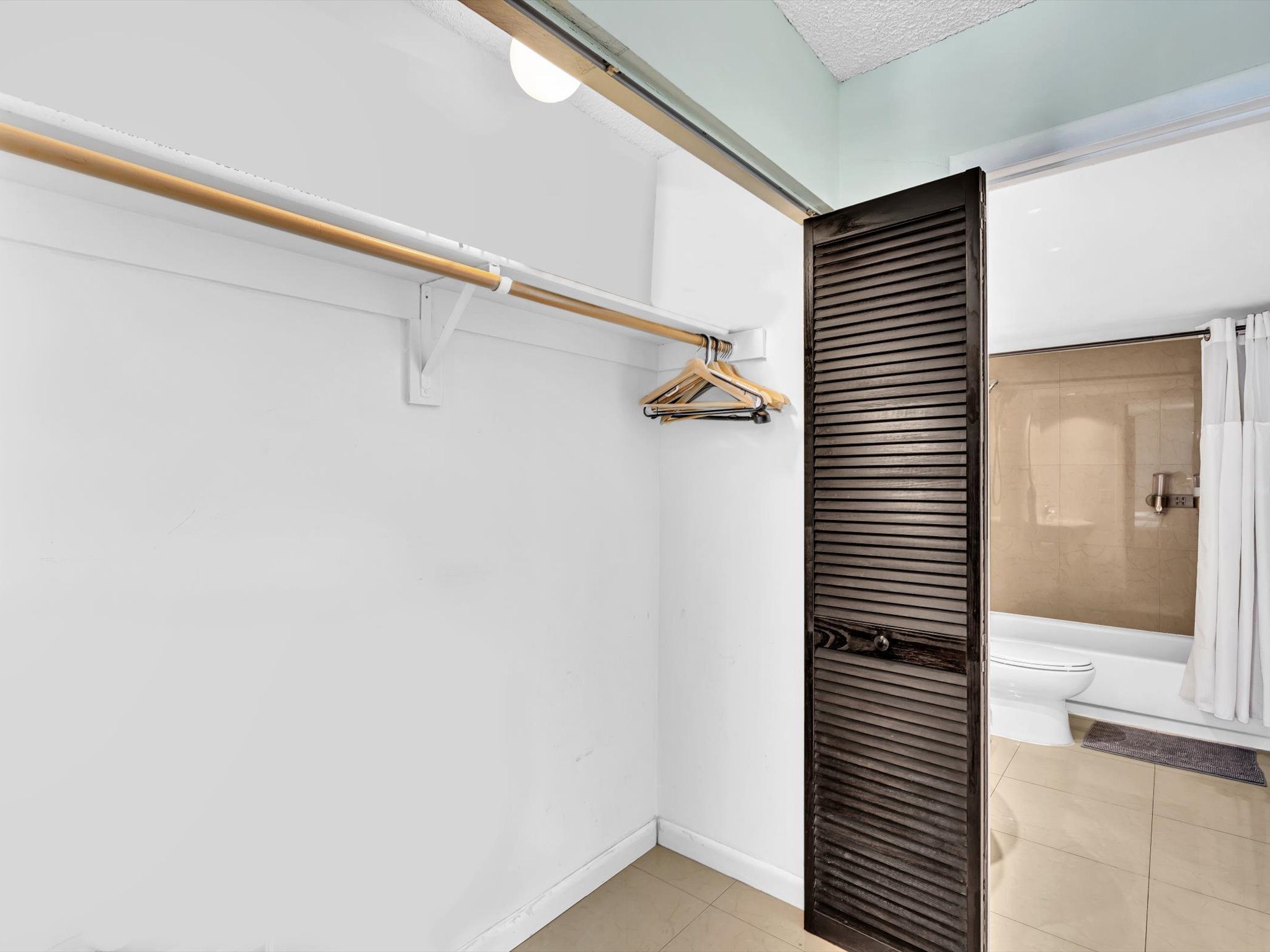 Modern Luxury 2BR/2BA Retreat – Short Walk to the Beach -605