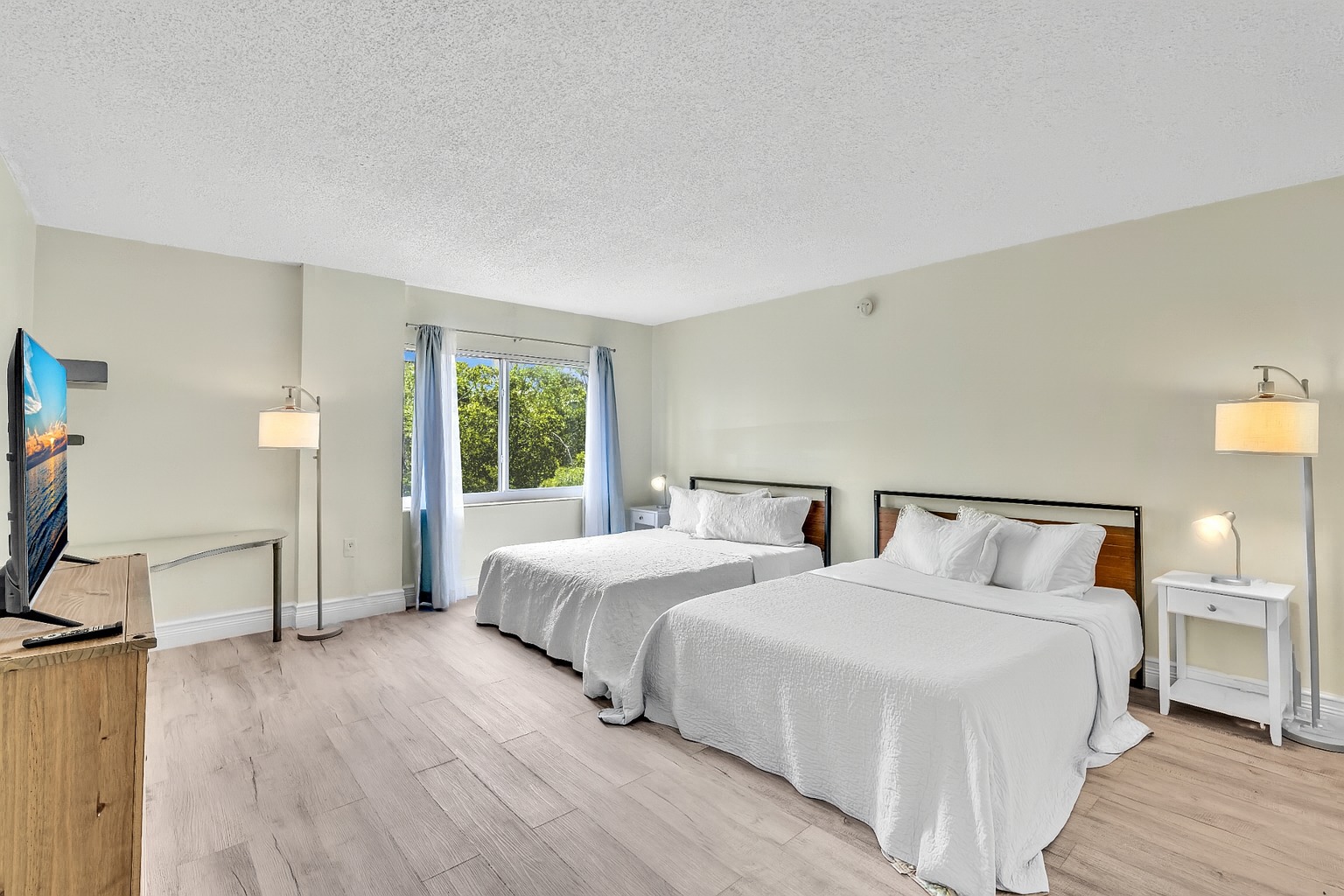 Bright 1BR Apt w/ Balcony • 5 Min Walk to Beach/403