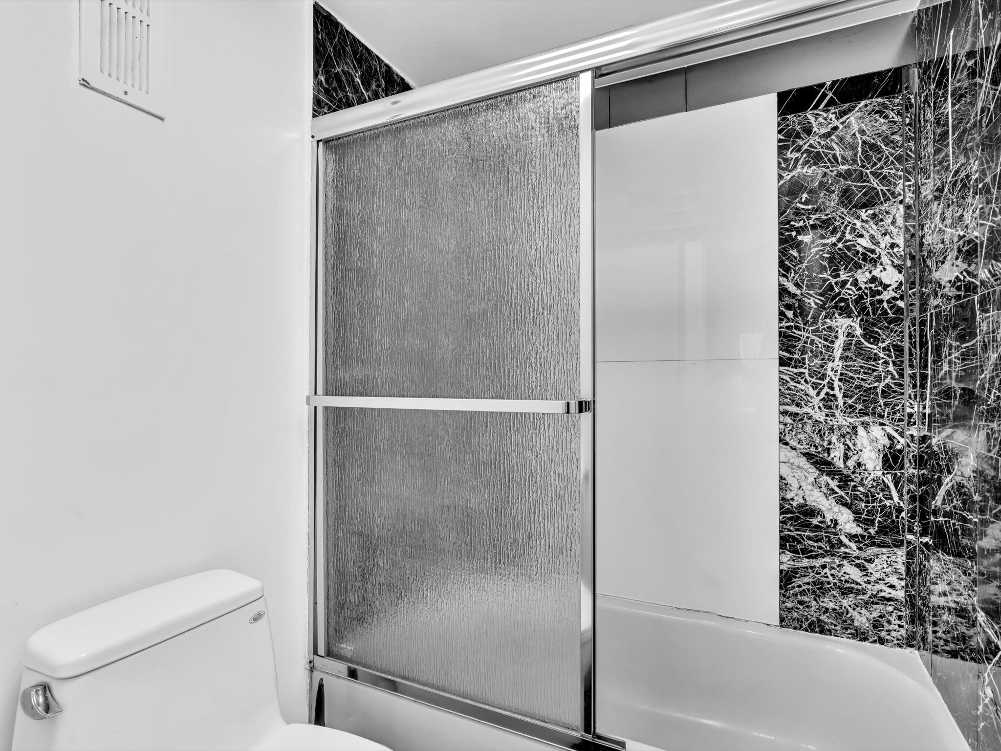 Bright 1BR Apt w/ Balcony • 5 Min Walk to Beach/403