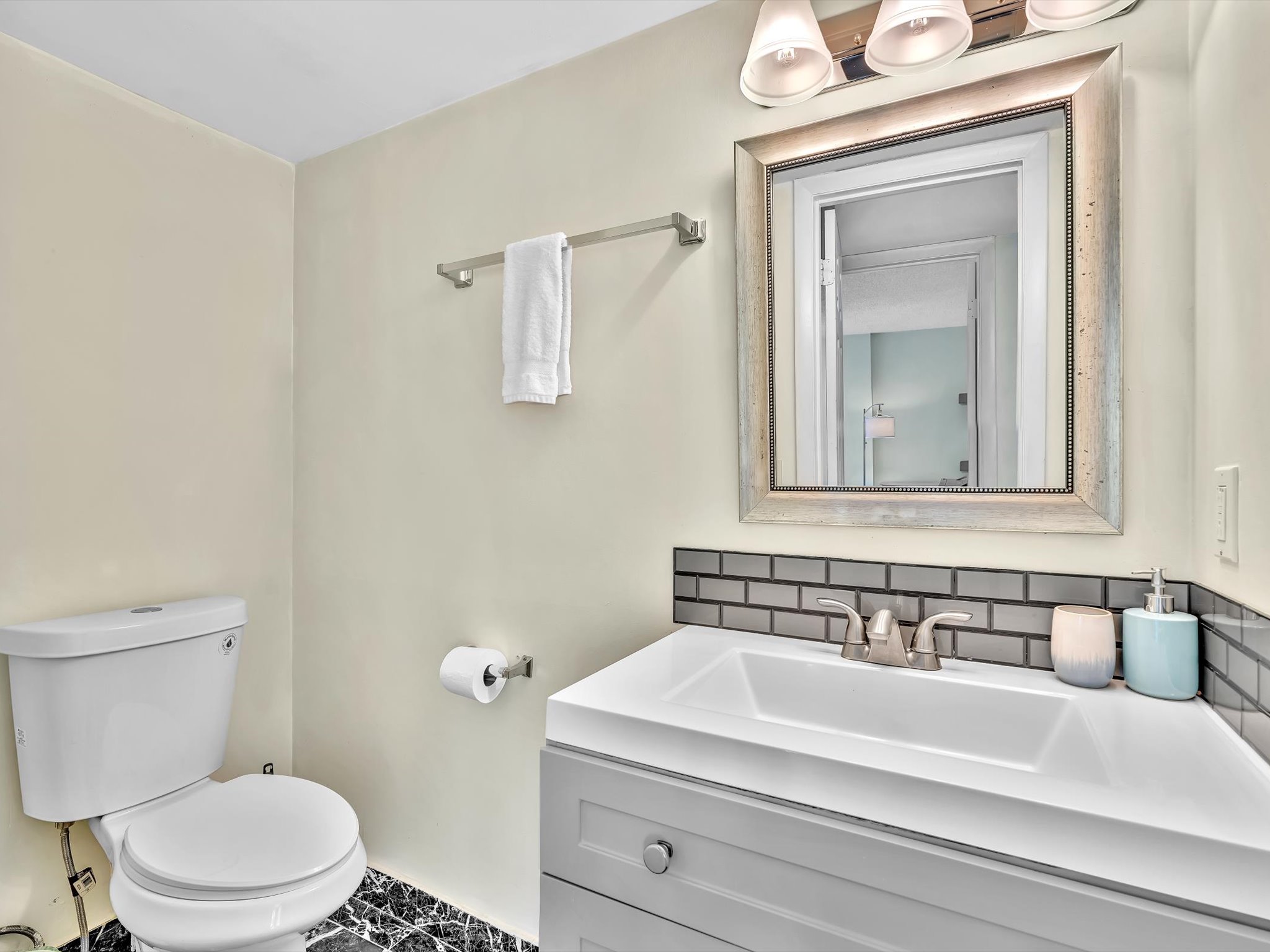 Bright 1BR Apt w/ Balcony • 5 Min Walk to Beach/403