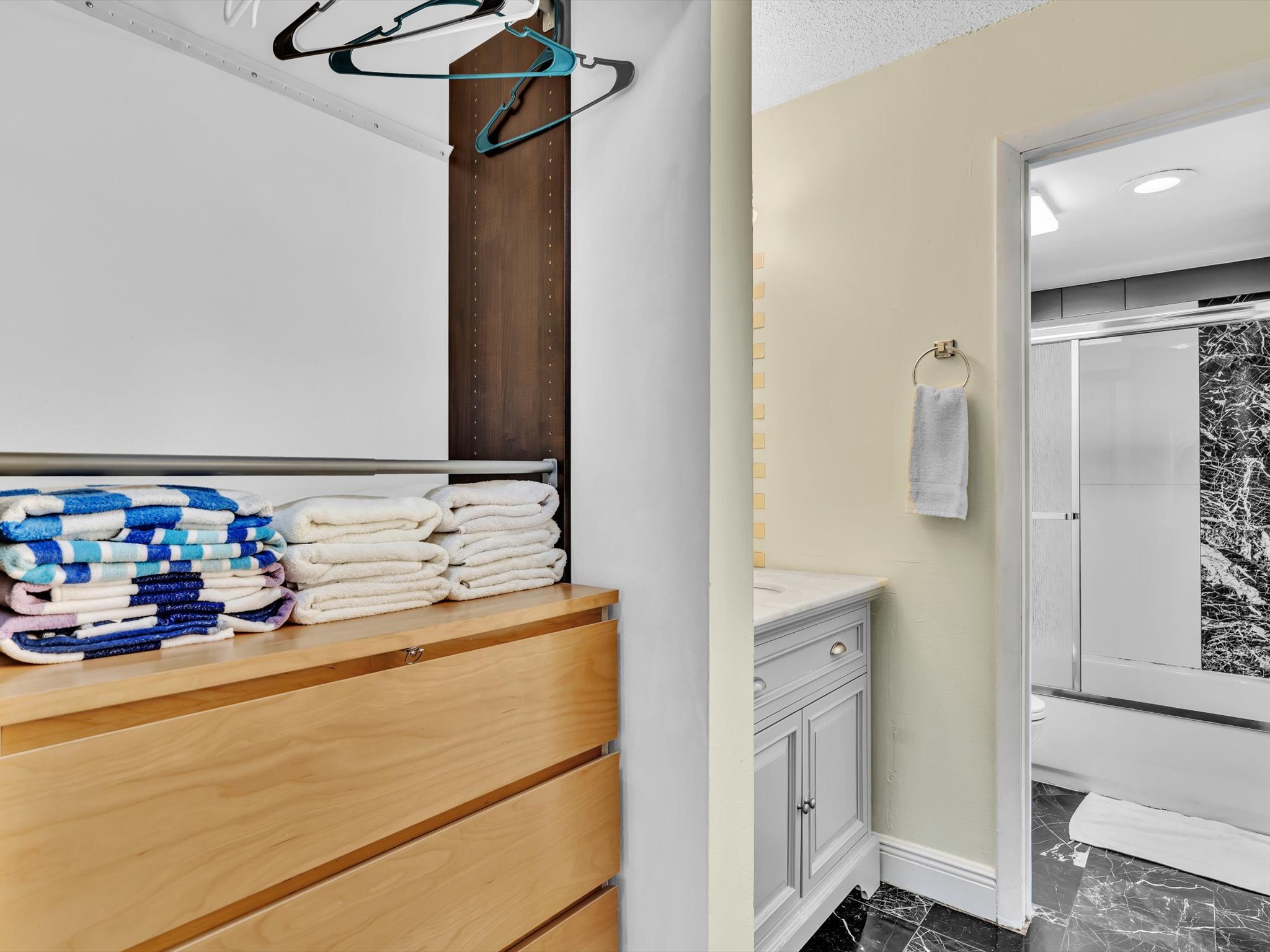 Bright 1BR Apt w/ Balcony • 5 Min Walk to Beach/403