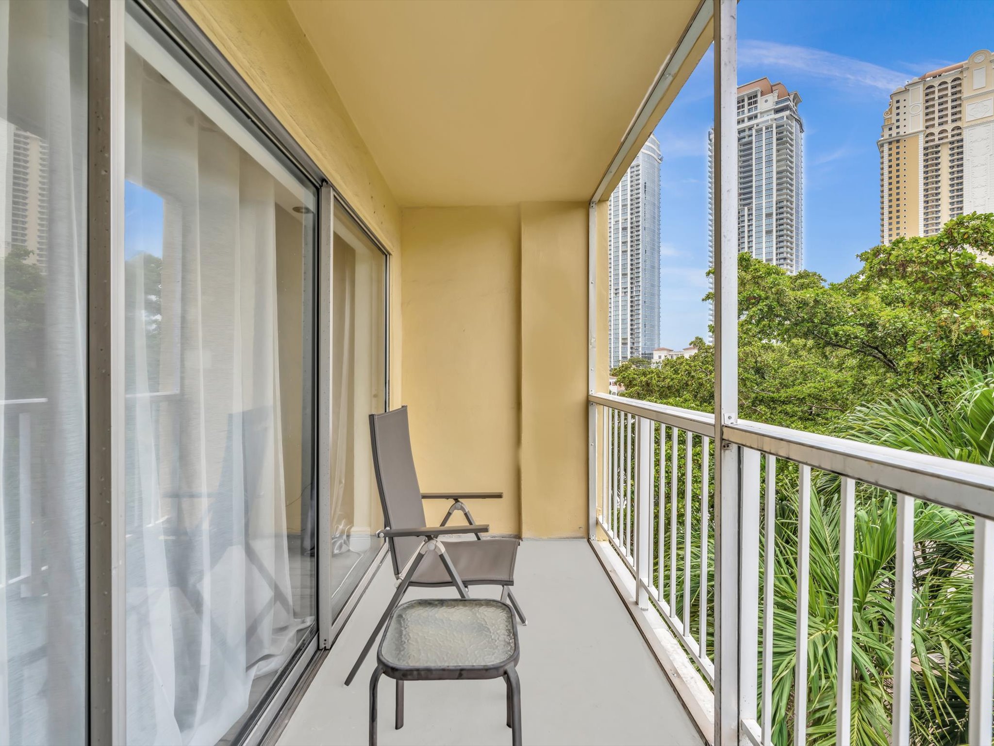 Bright 1BR Apt w/ Balcony • 5 Min Walk to Beach/403