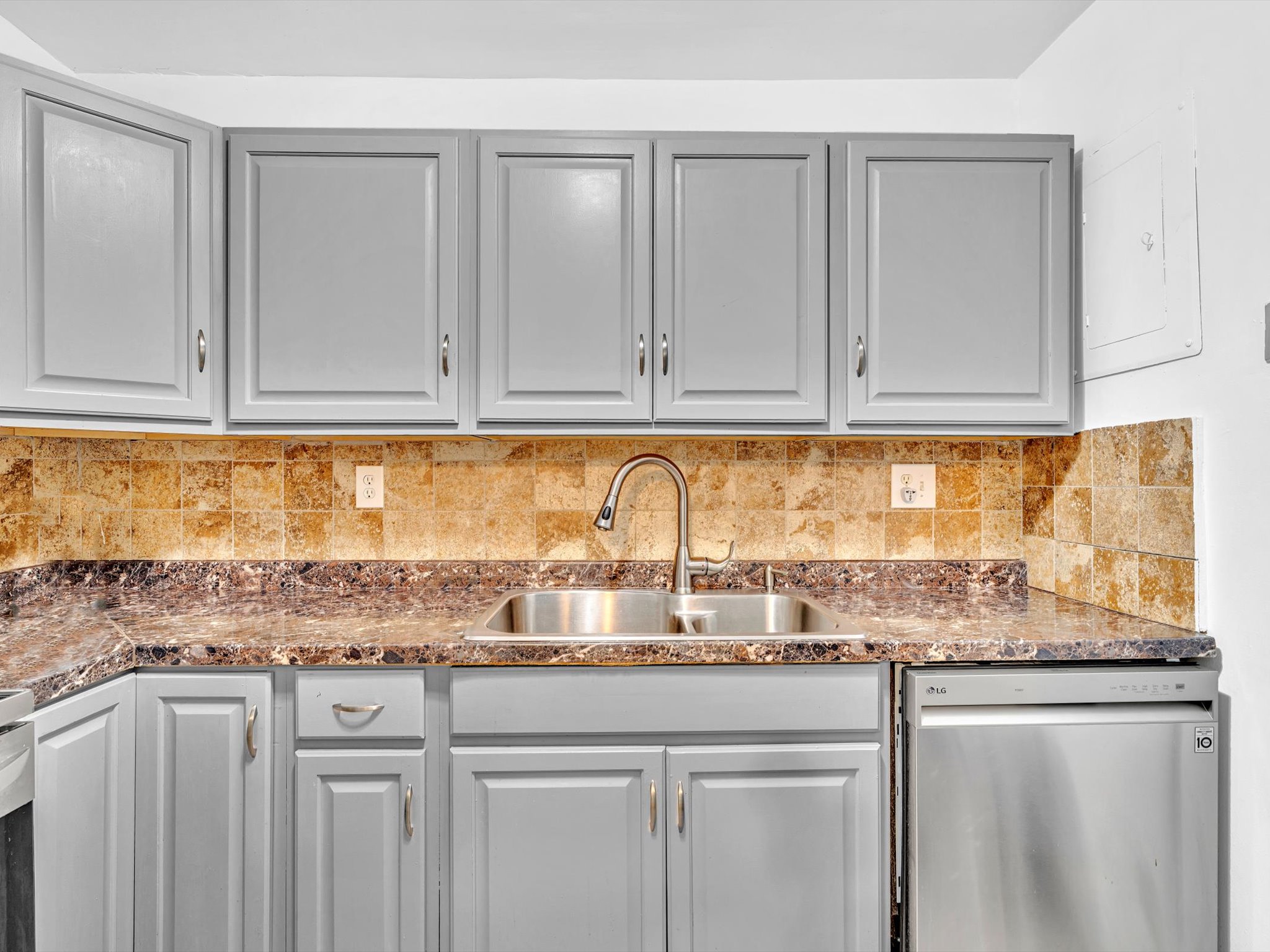 Bright 1BR Apt w/ Balcony • 5 Min Walk to Beach/403