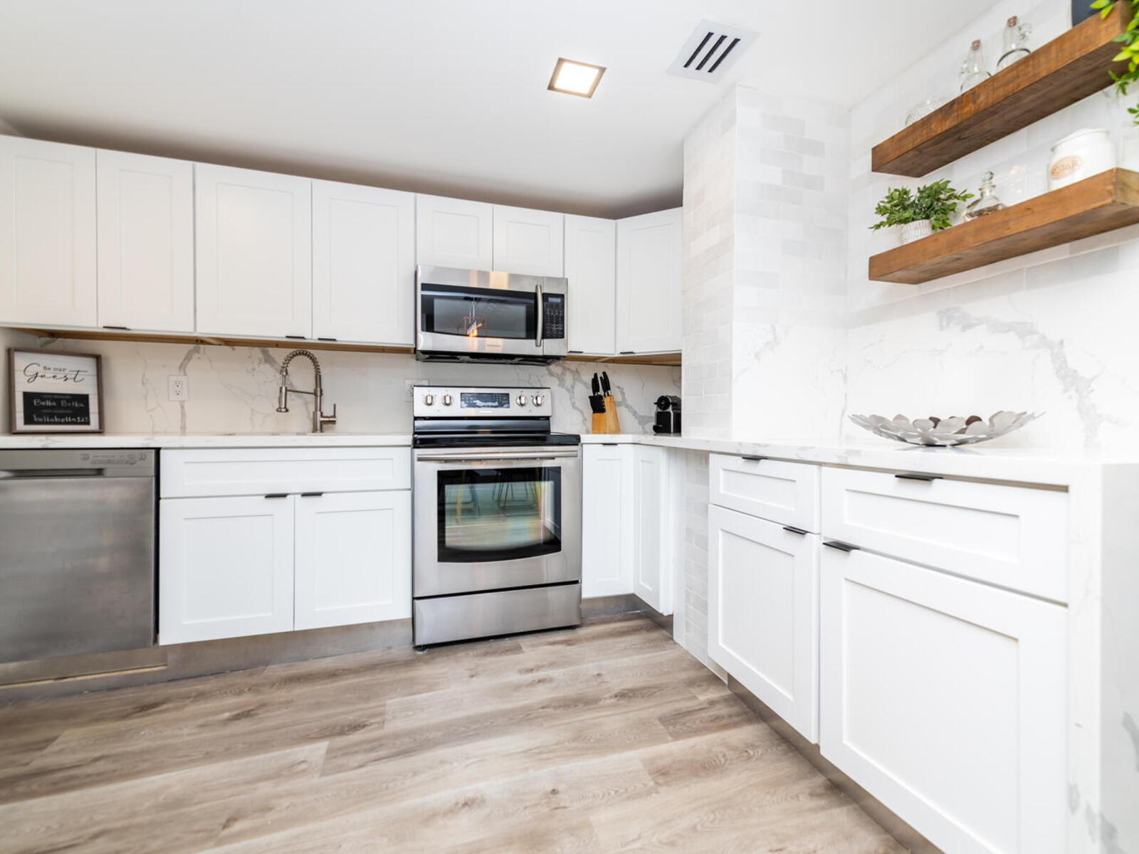Luxury Beach Walk Condo in Sunny Isles Water View! Marbella 610