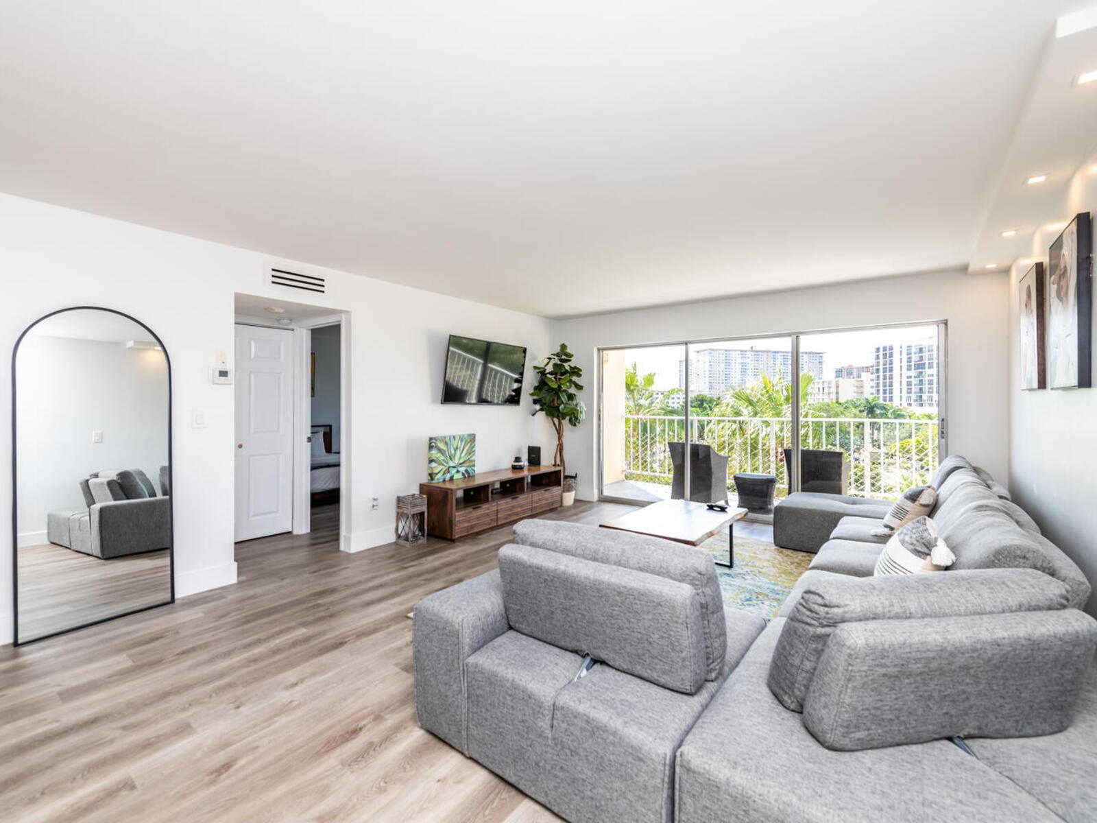 Luxury Beach Walk Condo in Sunny Isles Water View! Marbella 610