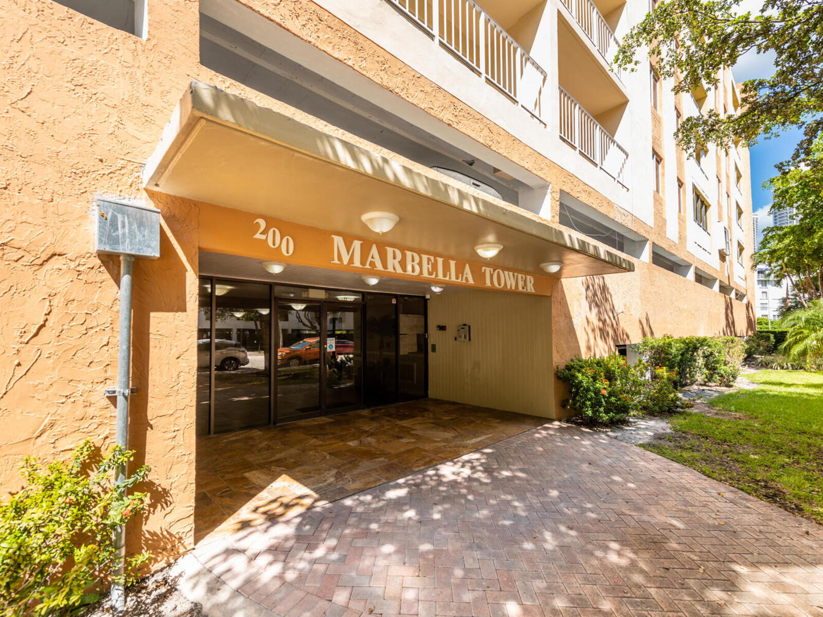 Luxury Beach Walk Condo in Sunny Isles Water View! Marbella 610
