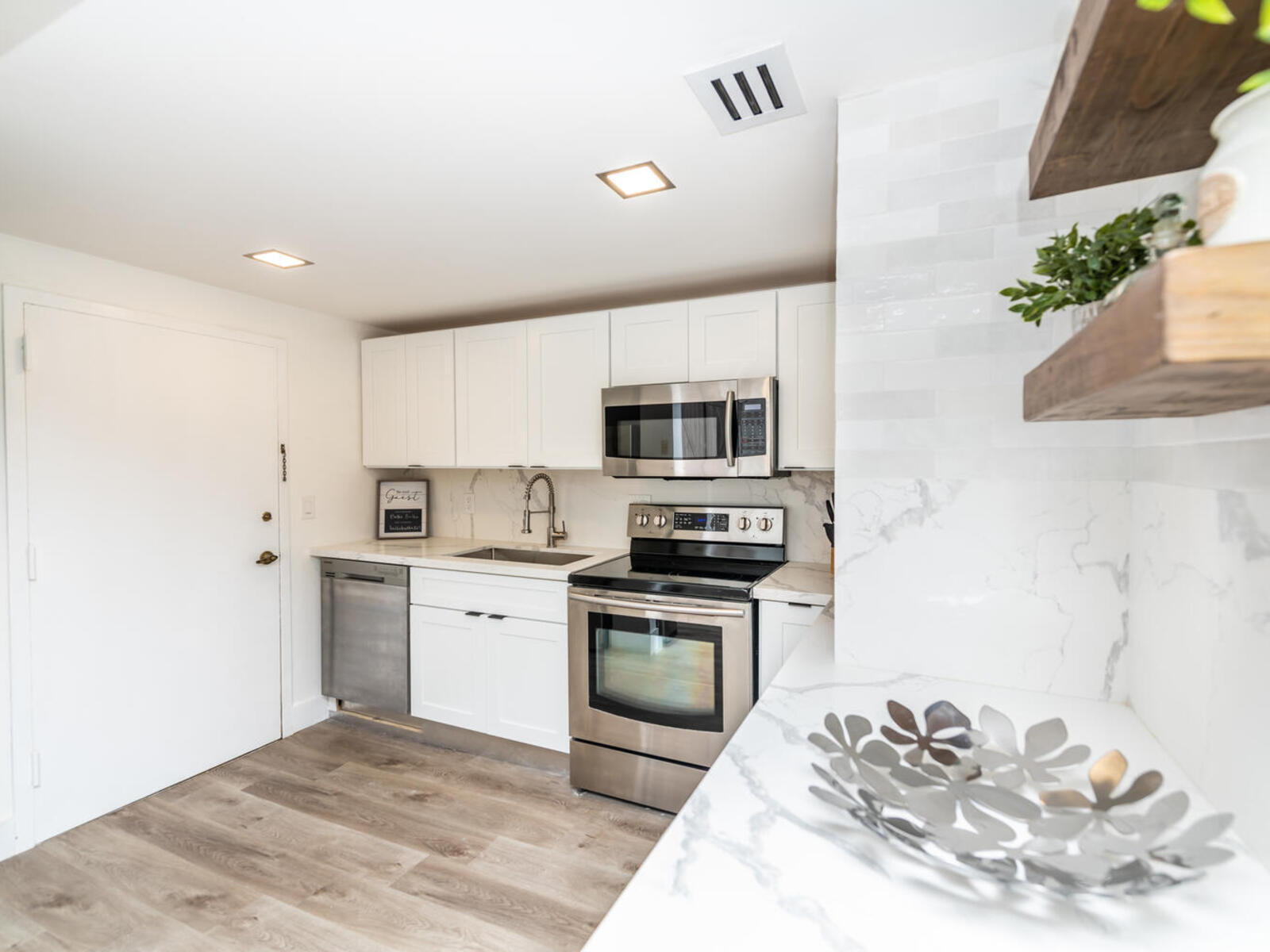 Luxury Beach Walk Condo in Sunny Isles Water View! Marbella 610