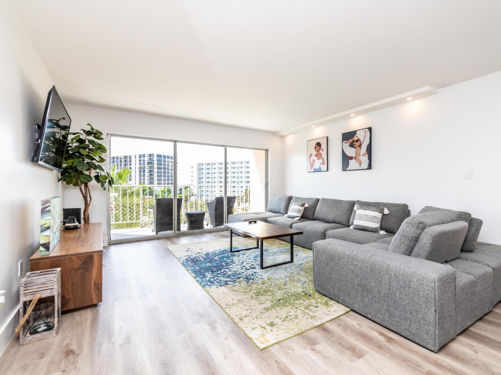 Luxury Beach Walk Condo in Sunny Isles Water View! Marbella 610