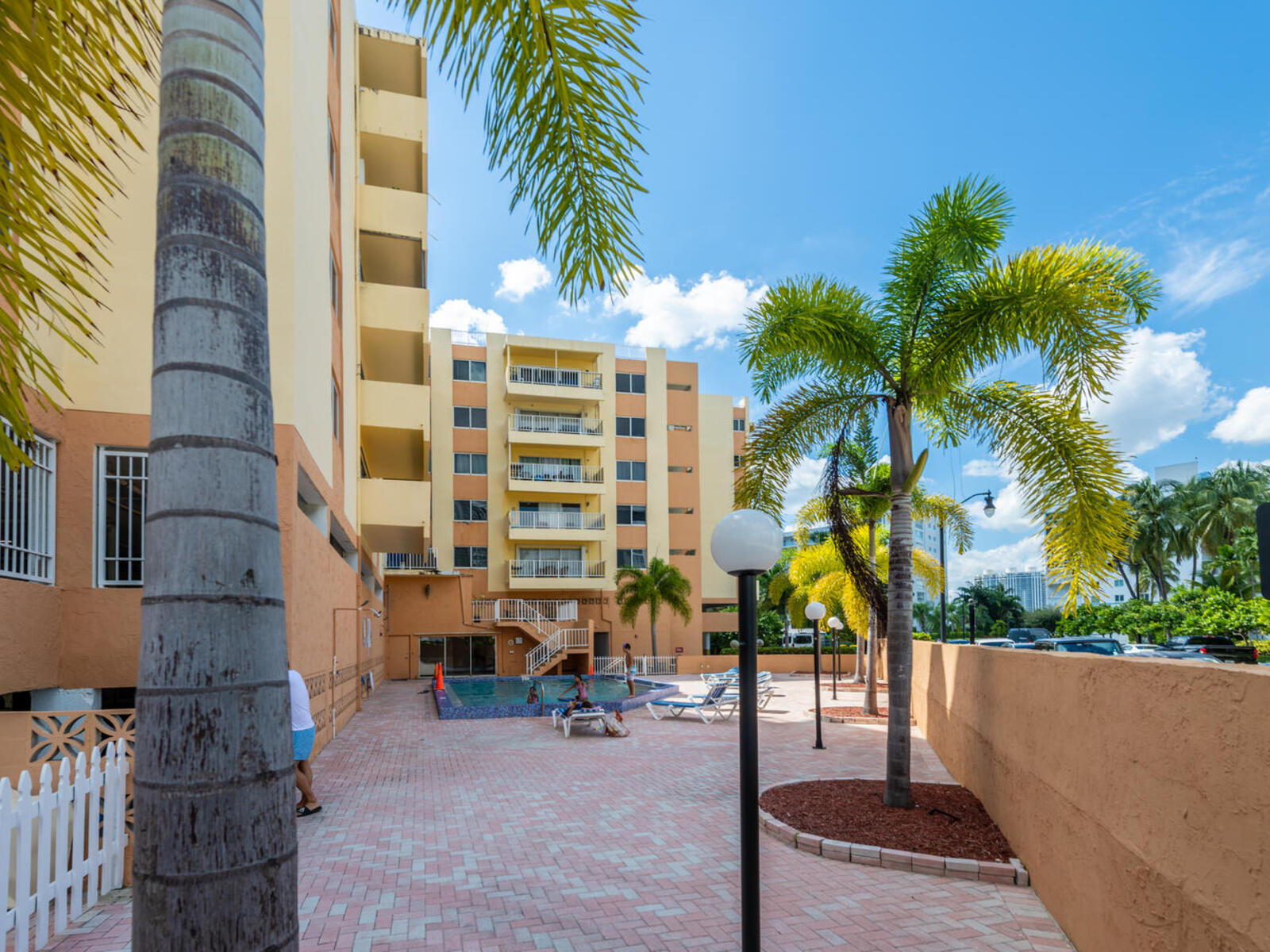 Luxury Beach Walk Condo in Sunny Isles Water View! Marbella 610