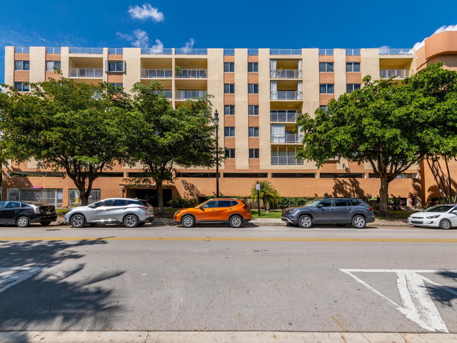 Luxury Beach Walk Condo in Sunny Isles Water View! Marbella 610